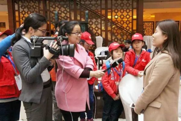 长城网新闻中心副主任赵晓慧：从业近八年、两次采访全国两会，但真的走进这场没有硝烟的&ldquo;战争&rdquo;之中，内心还是有一丝紧张。从最初担当传统媒体的网络版配角，到今天独当一面：多样编播手段、创新报道形态、活用&ldquo;采访神器&rdquo;、拓展报道空域，网络媒体已逐渐成为两会报道中的主要角色.8